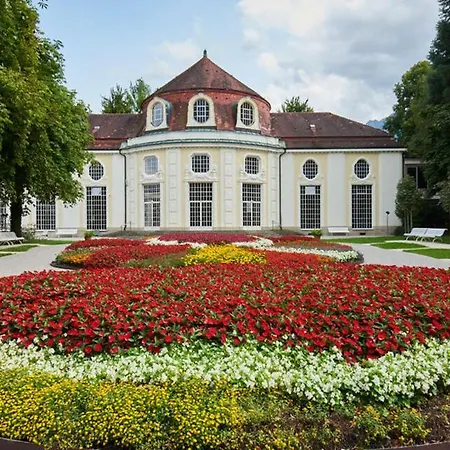Mit Terrasse *